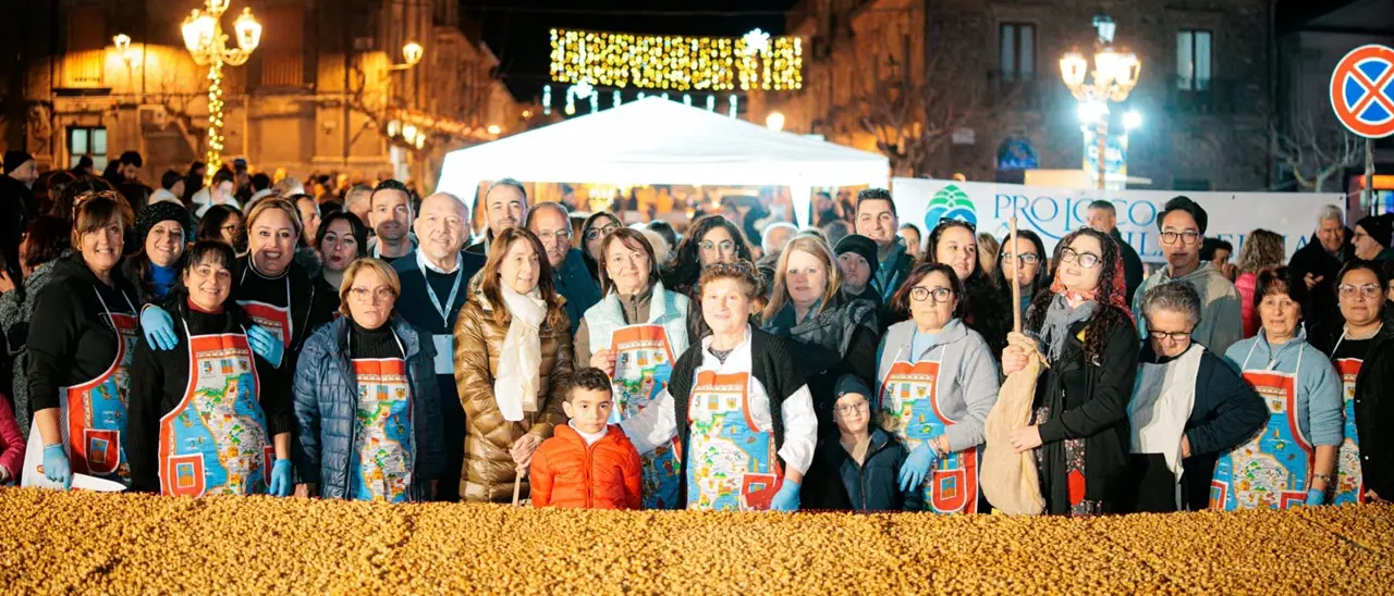 A Filadelfia la “pignolata più grande del mondo” per chiudere le feste e celebrare le tradizioni culinarie calabresi