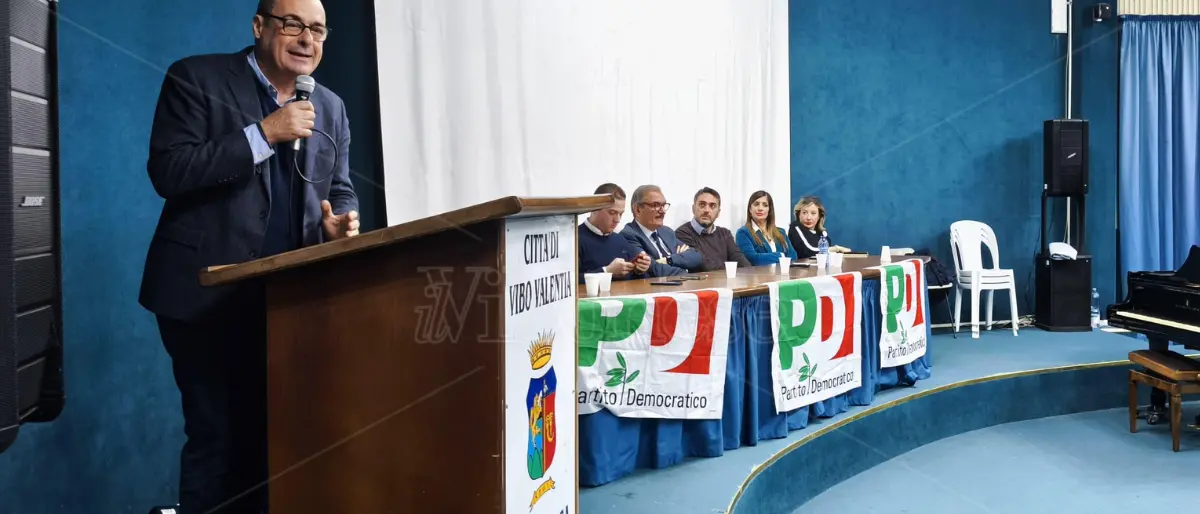 «La destra chiede voti ai calabresi e poi li pugnala alle spalle», Zingaretti a Vibo rilancia l’azione del Pd