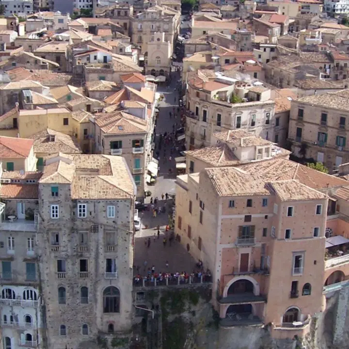 Tropea, 4 milioni per mettere in sicurezza la rupe e il centro storico ma il Comune non ha tecnici qualificati e avvia lo scouting