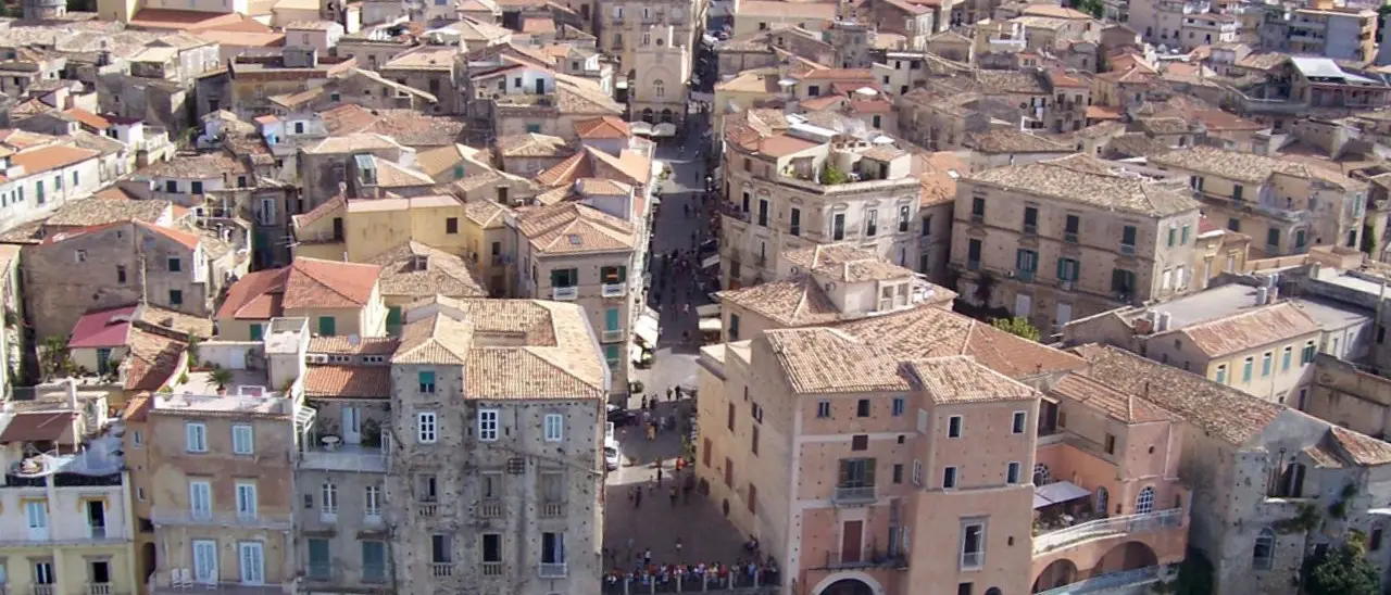 Tropea, commercianti e ristoratori contro i nuovi orari della Ztl: «Eliminata la finestra pomeridiana, come scarichiamo?»