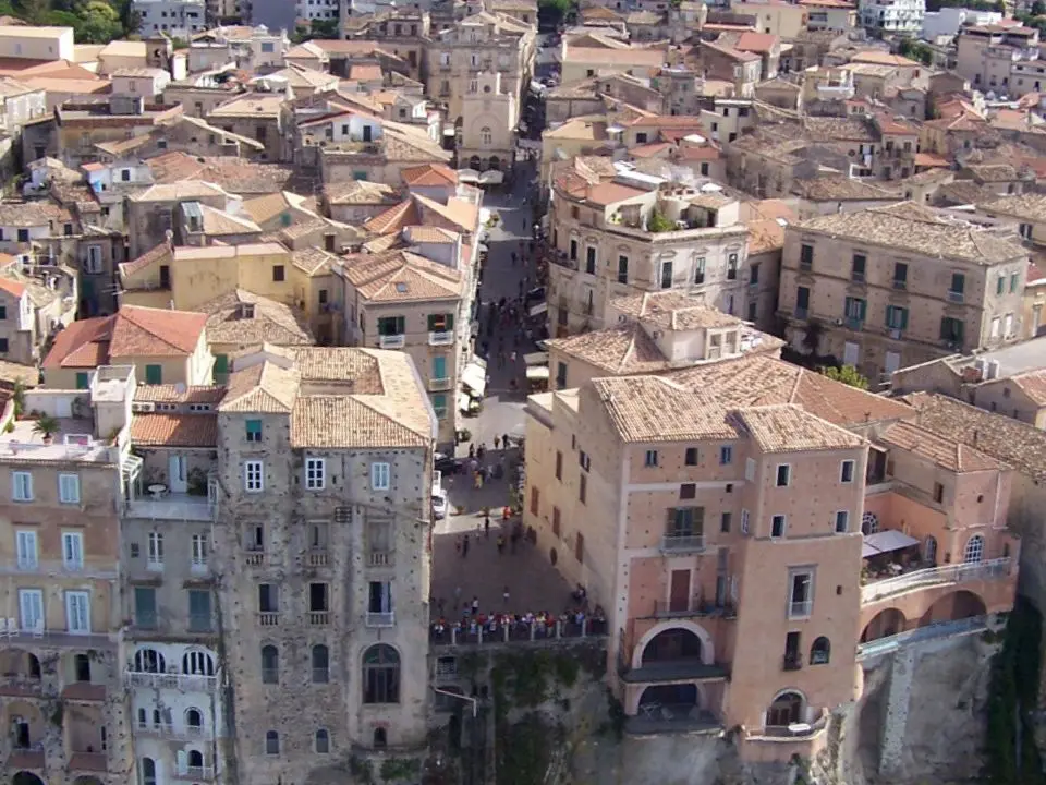 Tropea, 4 milioni per mettere in sicurezza la rupe e il centro storico ma il Comune non ha tecnici qualificati e avvia lo scouting