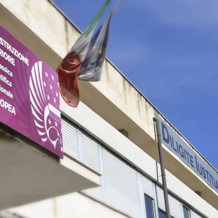 Tropea, tenta di rubare 2 computer dal liceo Classico: 38enne arrestato dai carabinieri fuori dalla scuola