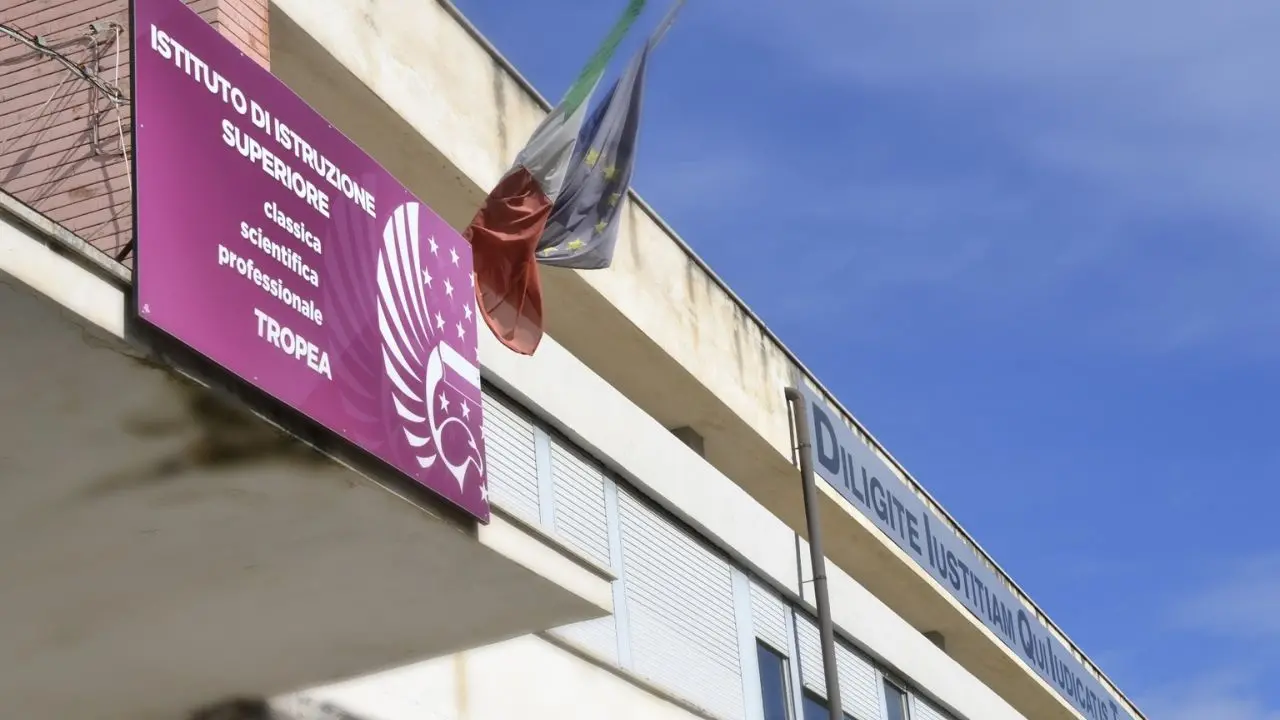 Tropea, tenta di rubare 2 computer dal liceo Classico: 38enne arrestato dai carabinieri fuori dalla scuola