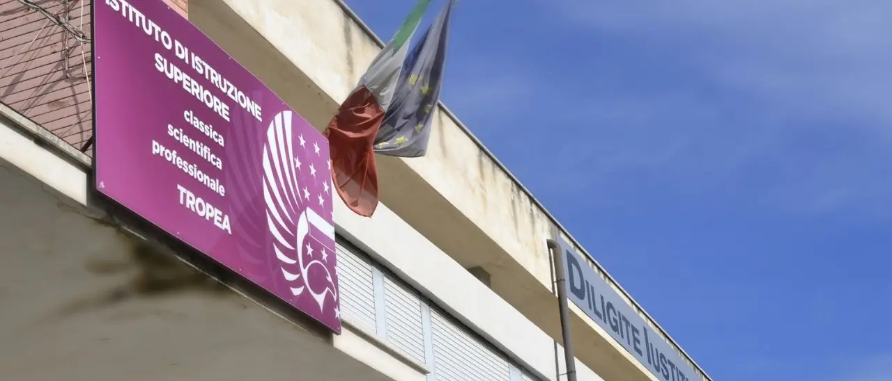 Tropea, tenta di rubare 2 computer dal liceo Classico: 38enne arrestato dai carabinieri fuori dalla scuola