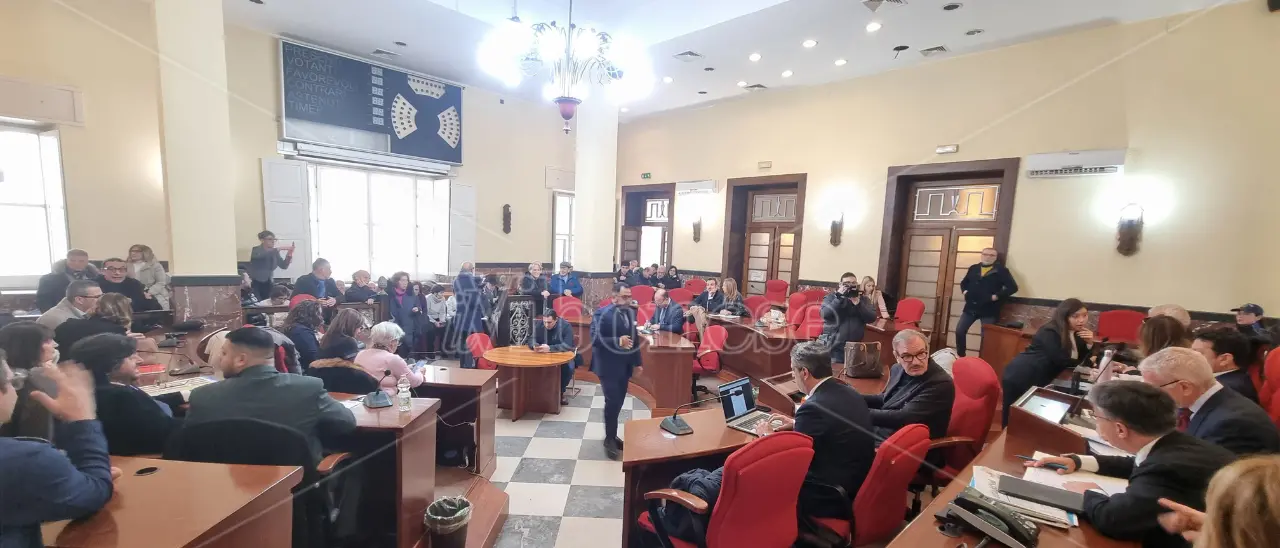 L’acqua di Vibo non è potabile ma il Consiglio comunale non lo “certifica”. E l’Asp snobba la seduta aperta ai cittadini - VIDEO