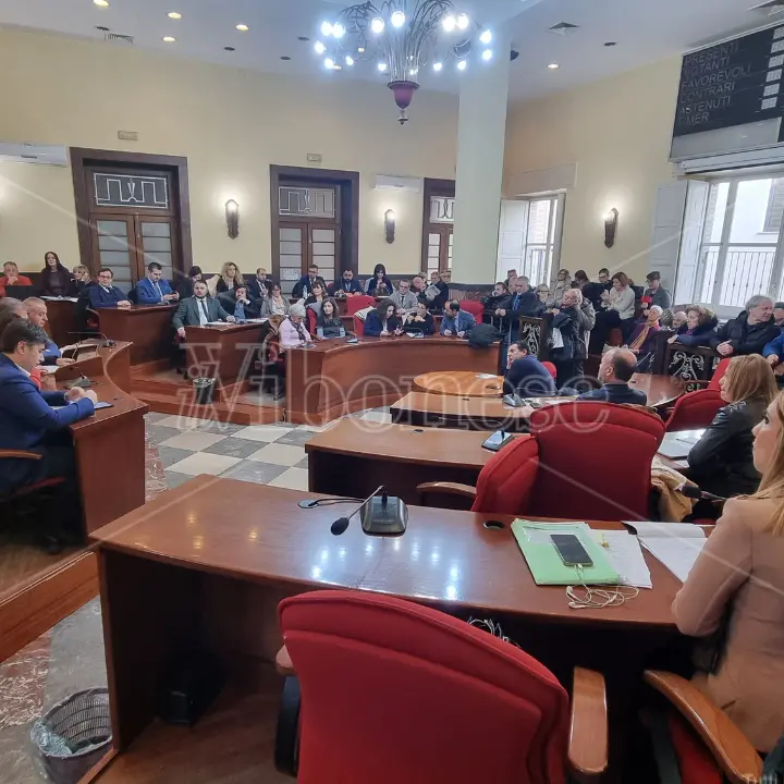 Consiglio comunale sull'acqua a Vibo, Forza Italia: «Il sindaco promette ma non risolve, vogliono addossare la colpa a Sorical e Asp»