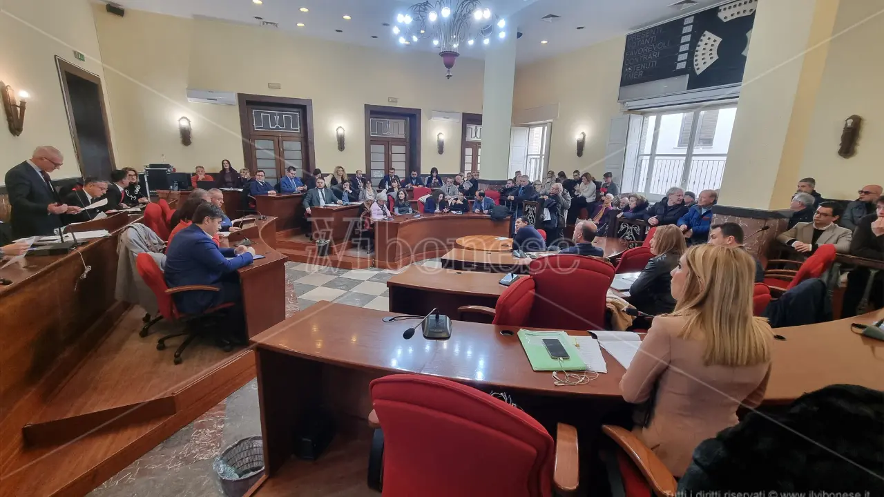 Consiglio comunale sull'acqua a Vibo, Forza Italia: «Il sindaco promette ma non risolve, vogliono addossare la colpa a Sorical e Asp»