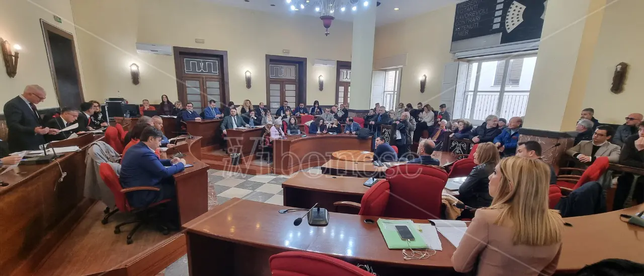 Consiglio comunale sull'acqua a Vibo, Forza Italia: «Il sindaco promette ma non risolve, vogliono addossare la colpa a Sorical e Asp»