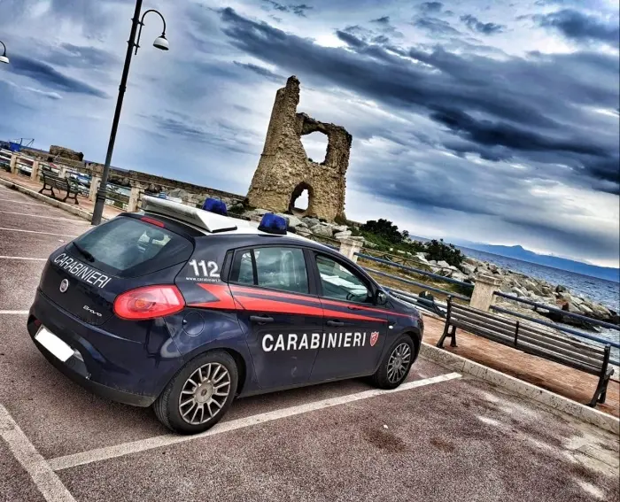 Briatico, il “buongiorno” social dei carabinieri sotto la torretta diventa virale