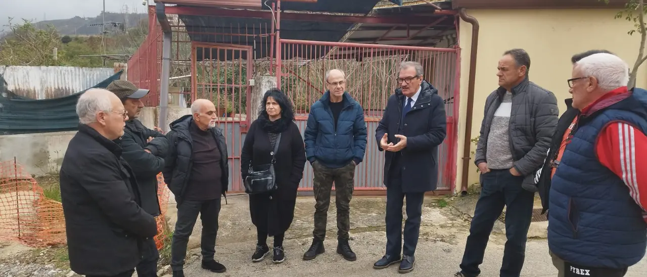Vibo, sopralluogo del sindaco Romeo nella frazione San Pietro: «Entro 50 giorni la strada verrà riaperta»