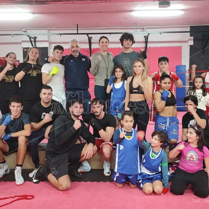 «Voglio insegnare ai ragazzi a prendere a pugni la noia», la campionessa di pugilato Irma Testa incontra gli studenti di Vibo - VIDEO