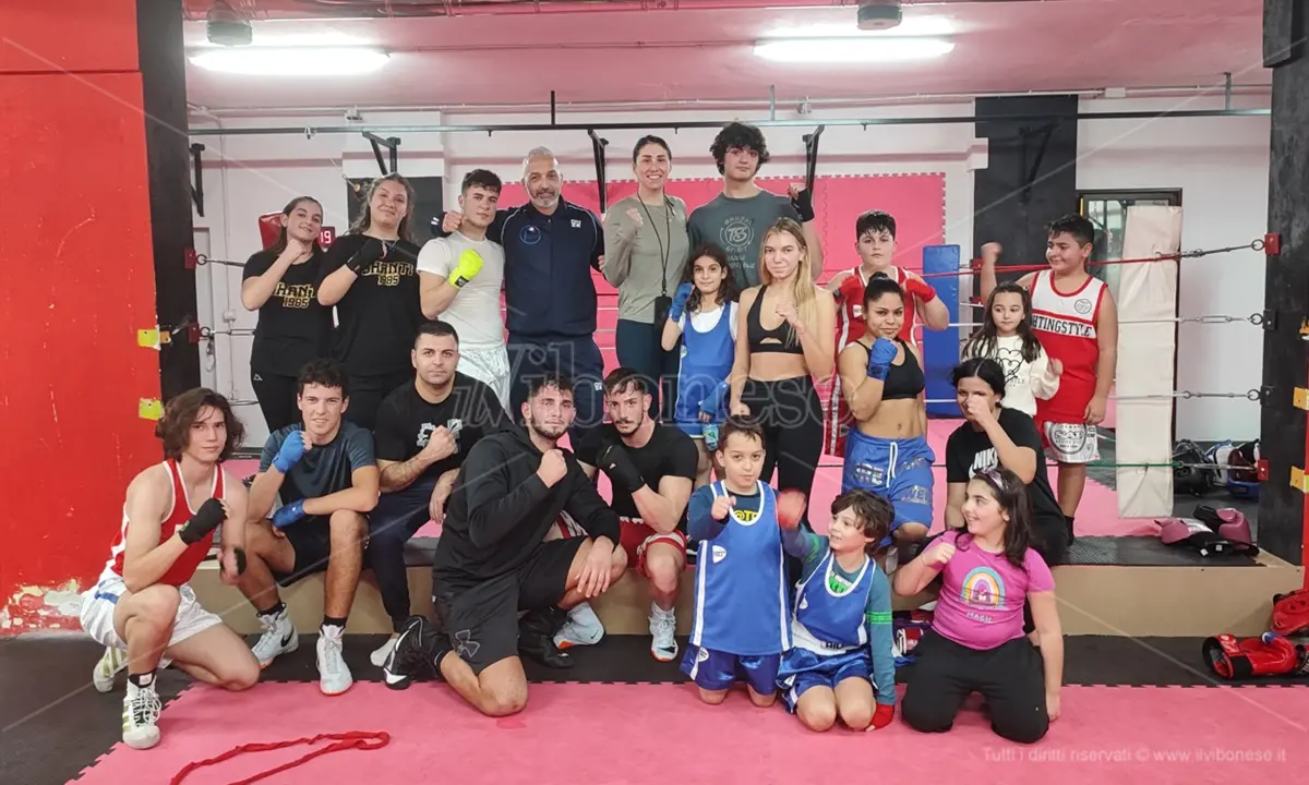 «Voglio insegnare ai ragazzi a prendere a pugni la noia», la campionessa di pugilato Irma Testa incontra gli studenti di Vibo - VIDEO