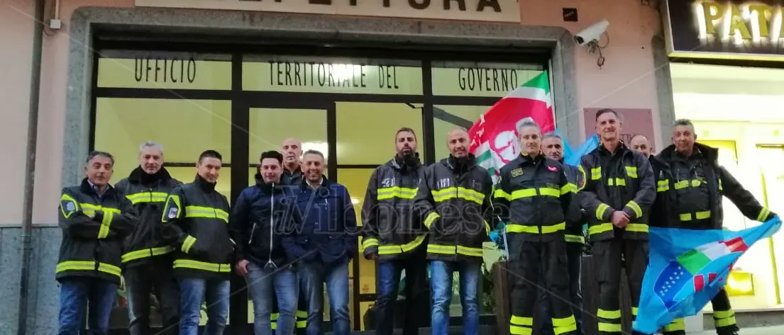 Vigili del fuoco, stipendi più bassi e senza assicurazione: monta la protesta - Video