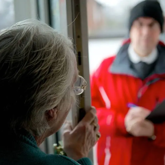 Suonano e dicono di essere del Comune, ma i sindaci avvertono: «Non vi fidate»