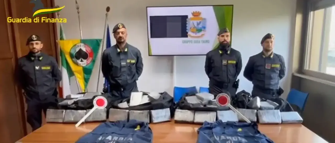 Nuovo sequestro di cocaina nel porto di Gioia Tauro: 110 chili di droga nascosti in un container