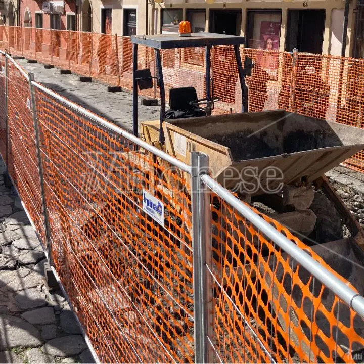 Vibo, scempio in via Luigi Razza: basole rimosse con la ruspa e senza essere numerate. L’assessore: «Rimedieremo con le foto»