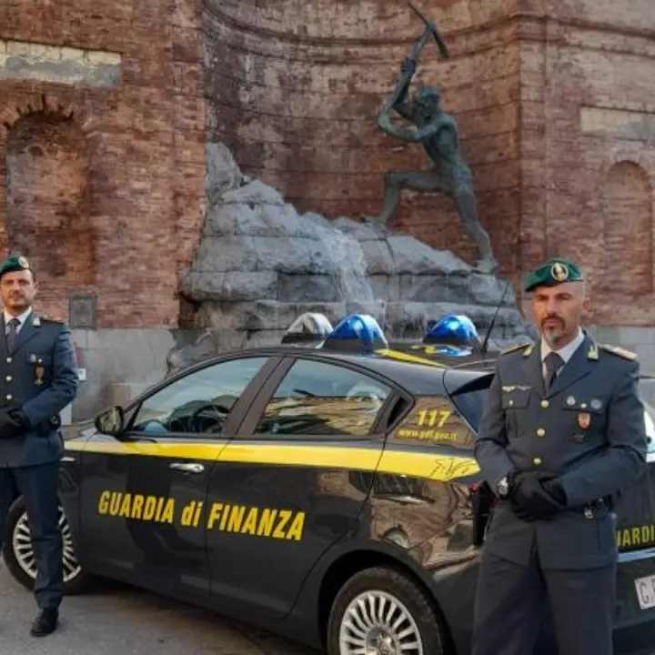 Liste d'attesa saltate per i pazienti \"amici\": arrestato un primario e la sua segretaria, 12 gli indagati. Sequestrato un milione di euro