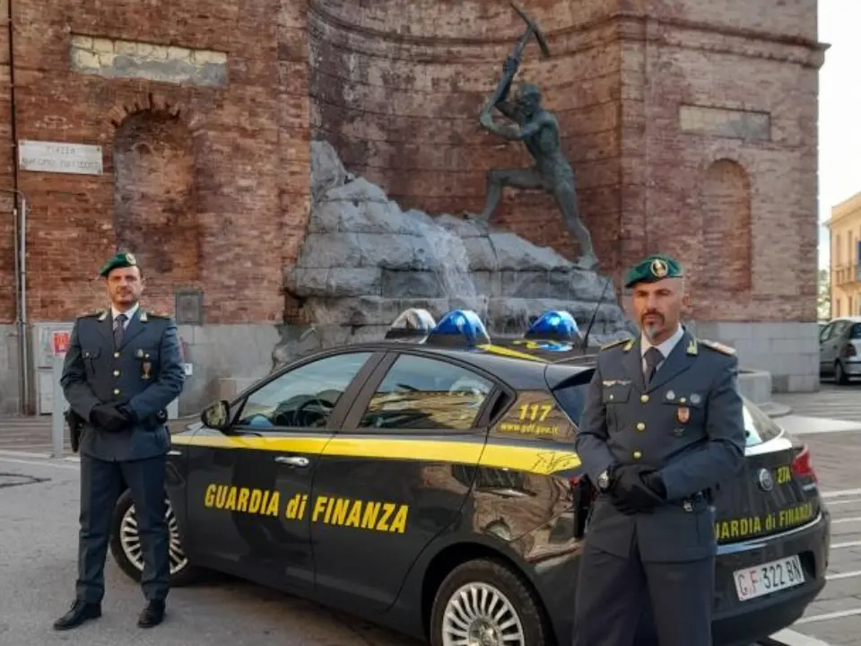 Liste d'attesa saltate per i pazienti \"amici\": arrestato un primario e la sua segretaria, 12 gli indagati. Sequestrato un milione di euro