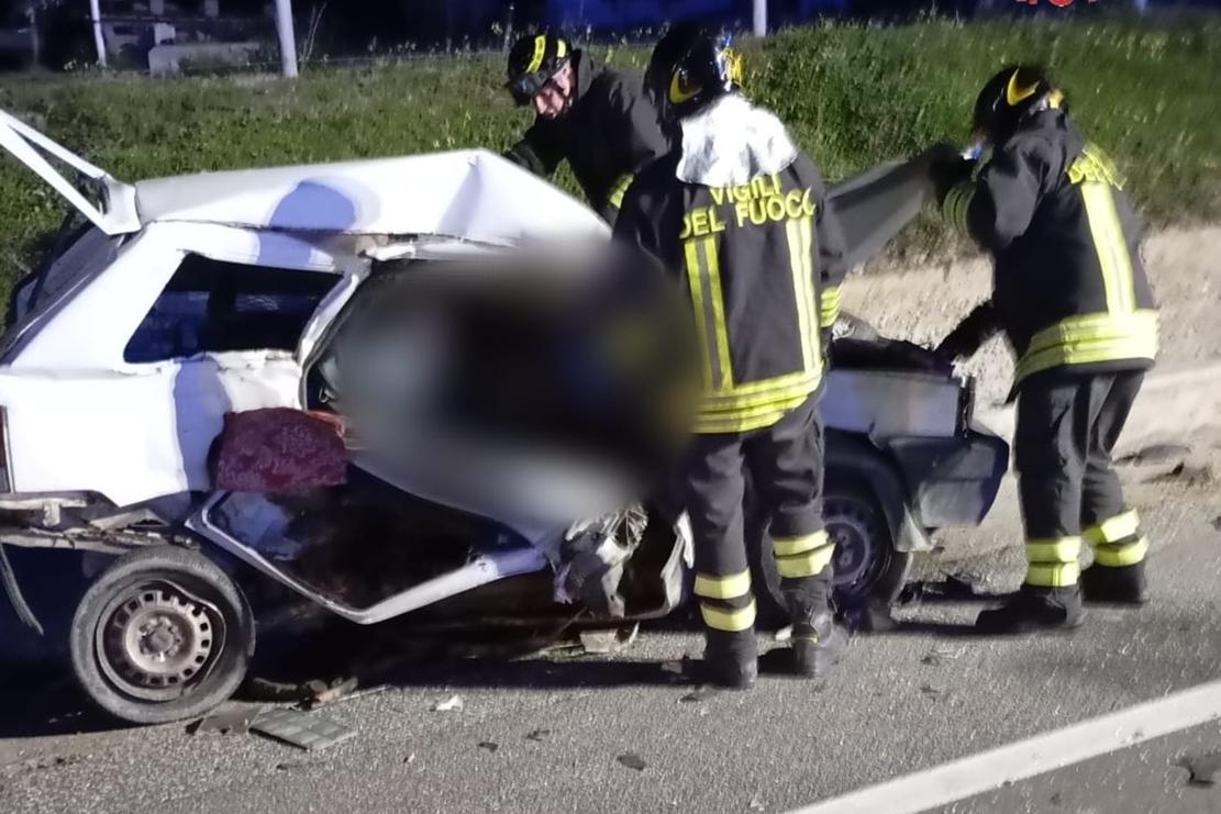 Tragico incidente sulla statale 106 nel Crotonese: un morto nello ...
