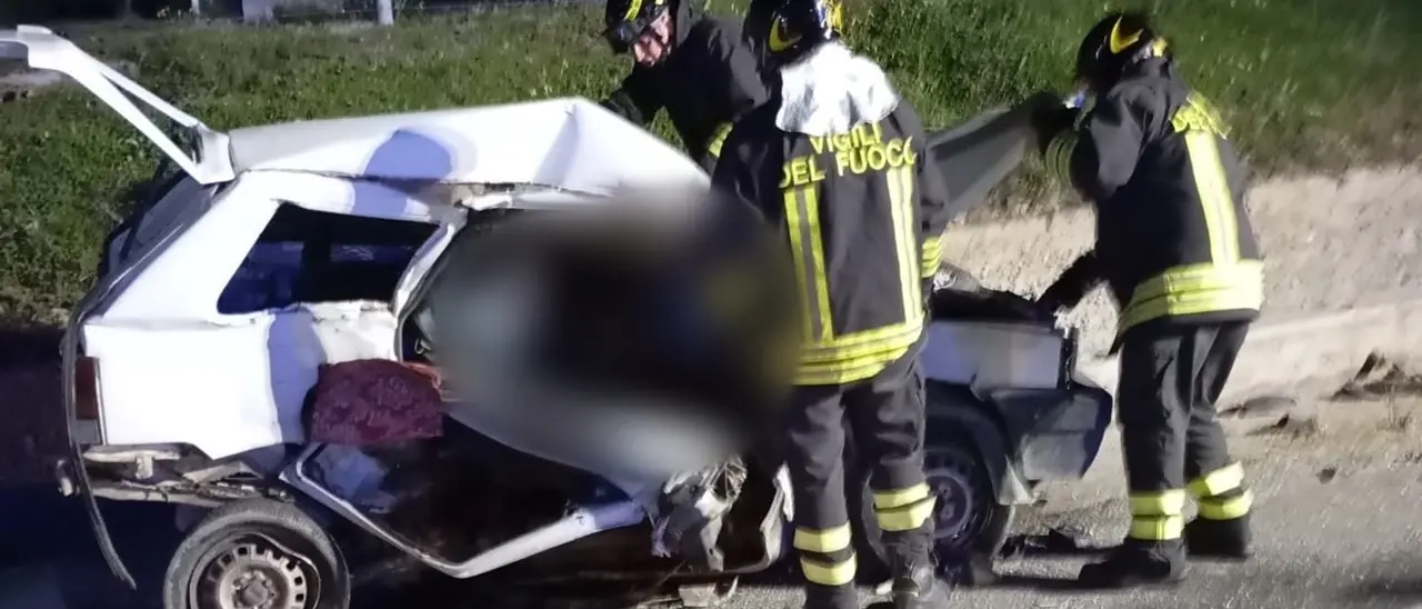 Tragico incidente sulla statale 106 nel Crotonese: un morto nello scontro tra due auto