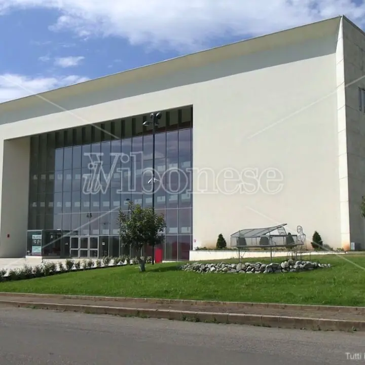 Nuovo teatro di Vibo, l'apertura si vede solo all'orizzonte. L'assessore Soriano: «Non dipende da noi, aspettiamo i soldi dalla Regione»