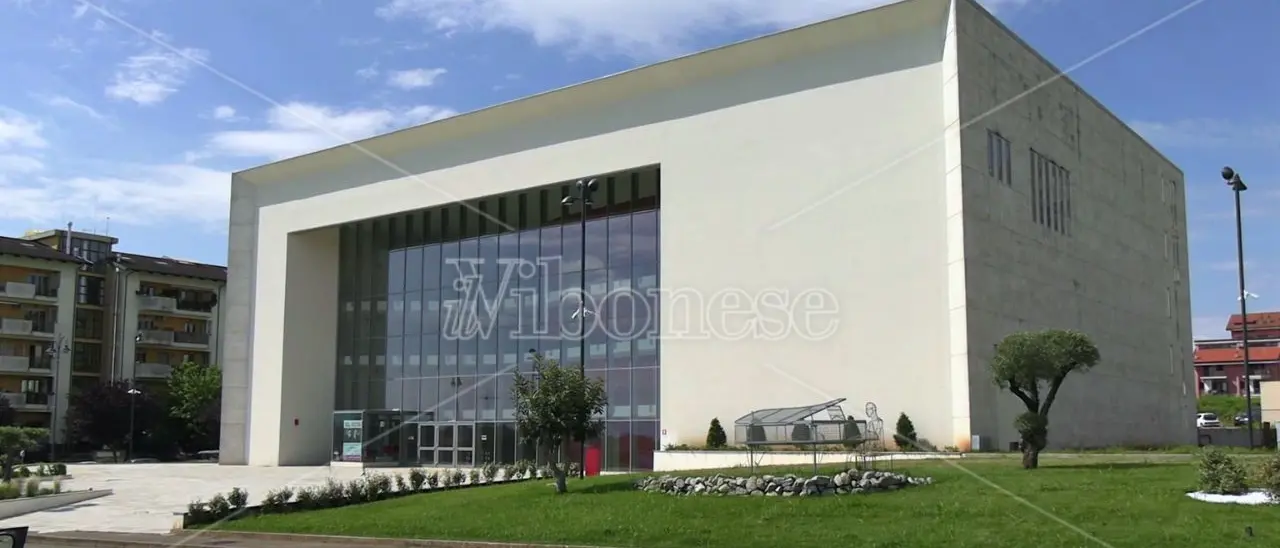 Si rialza (forse) il sipario del teatro di Vibo, approvate due delibere: gestione e sicurezza al centro