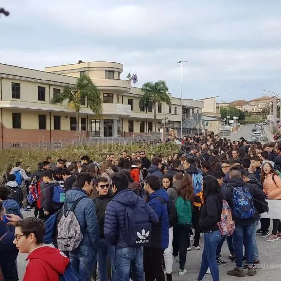 «Freddo a scuola»: studenti dello Scientifico di Vibo in “sciopero”