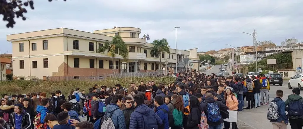 «Freddo a scuola»: studenti dello Scientifico di Vibo in “sciopero”