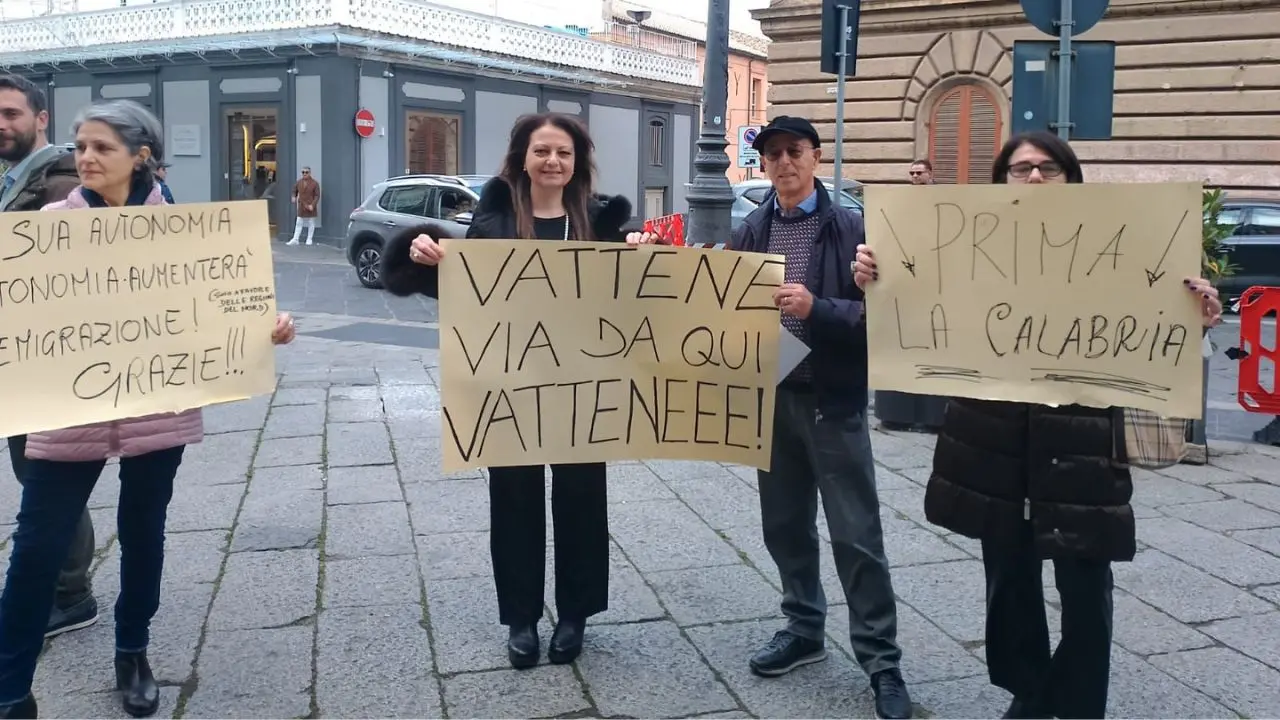 Calderoli a Vibo per l'Autonomia differenziata fugge dalle domande, Città Attiva: «La Calabria che alza la testa fa paura»