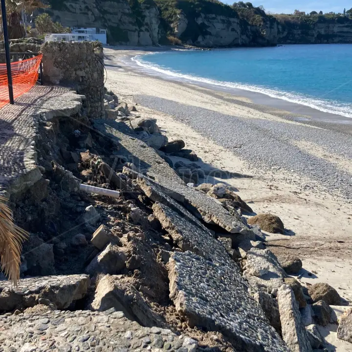 «Arriveremo all’estate senza un lungomare, un disastro», l’allarme degli operatori turistici di Tropea dopo le distruttive mareggiate