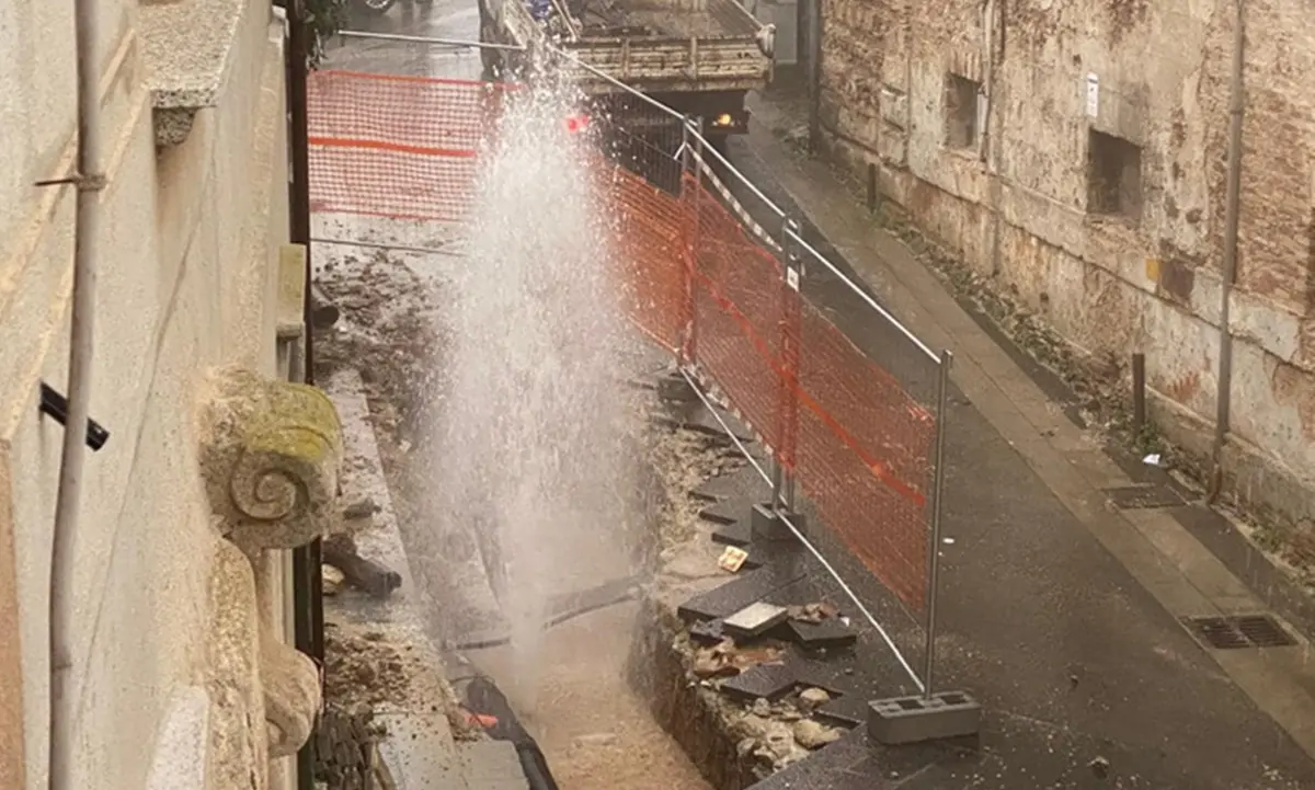Vibo, accordo tra Comune e società Redel per i danni causati in via Cordopatri che determinò l’interruzione del rifornimento idrico in centro\n