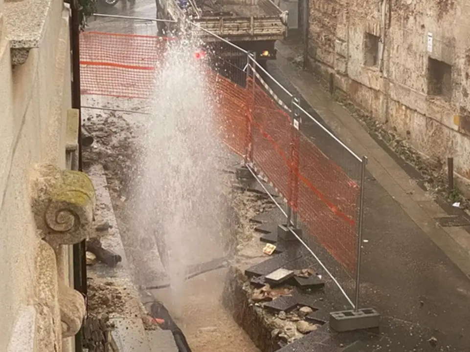 Vibo, accordo tra Comune e società Redel per i danni causati in via Cordopatri che determinò l’interruzione del rifornimento idrico in centro