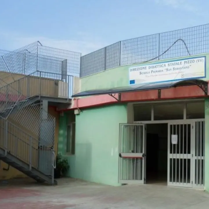 Pizzo, il Comune decide di demolire due scuole e realizzare parcheggi ma per ora non ci sono i soldi per farlo: «Ci vorranno anni»
