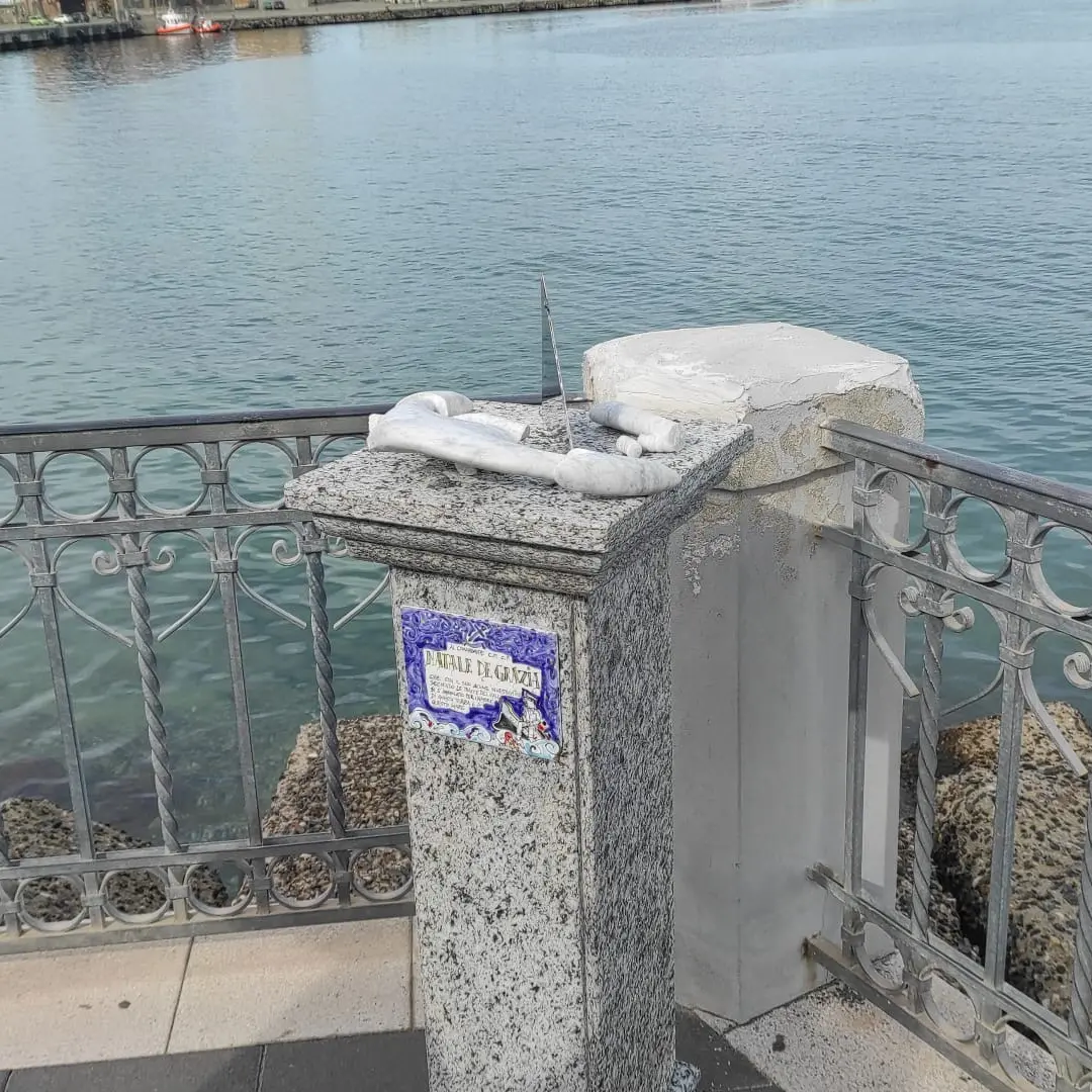Vibo Marina, in un anno il monumento al comandante De Grazia danneggiato due volte: ottuso vandalismo o sfregio mafioso?