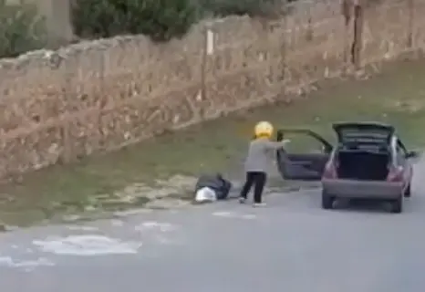 Abbandona rifiuti, “beccata” dalle telecamere: 600 euro di multa - Video