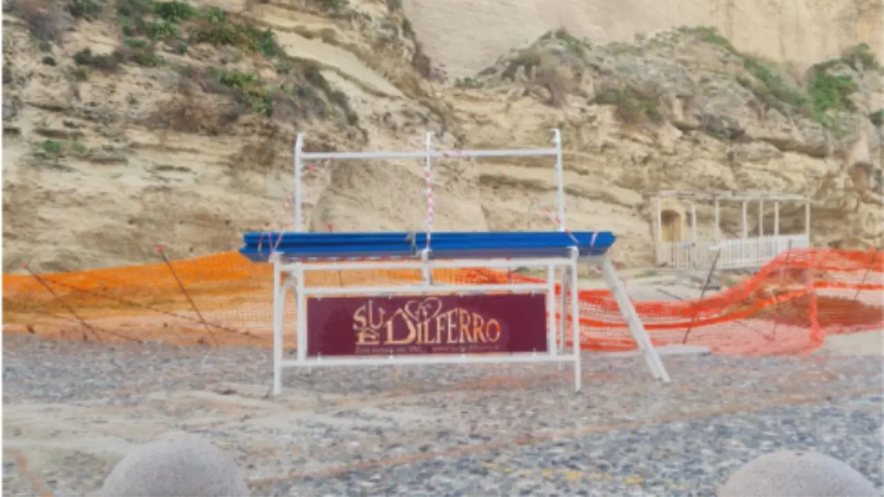 Divelta la panchina gigante installata ai piedi dell'Isola di Tropea, Piserà: «Comunità privata di uno spazio di condivisione»