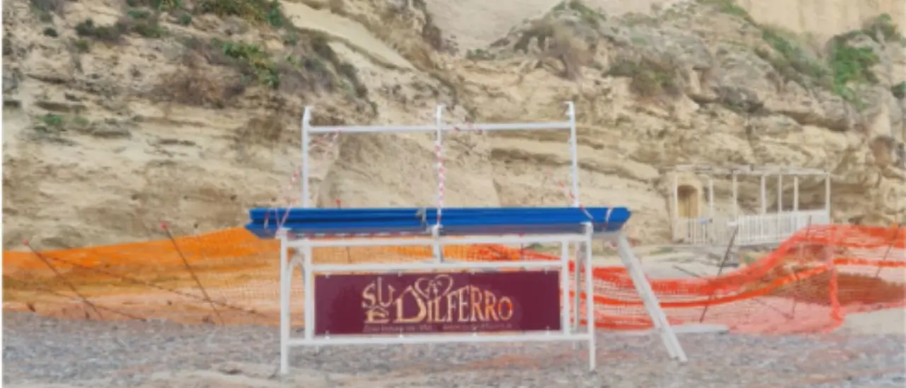 Divelta la panchina gigante installata ai piedi dell'Isola di Tropea, Piserà: «Comunità privata di uno spazio di condivisione»