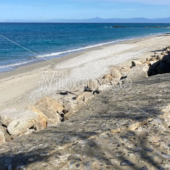 Erosione costiera a Tropea, Caracciolo risponde (dopo 6 mesi) all’interrogazione di Lo Schiavo: «Ecco gli interventi in atto»