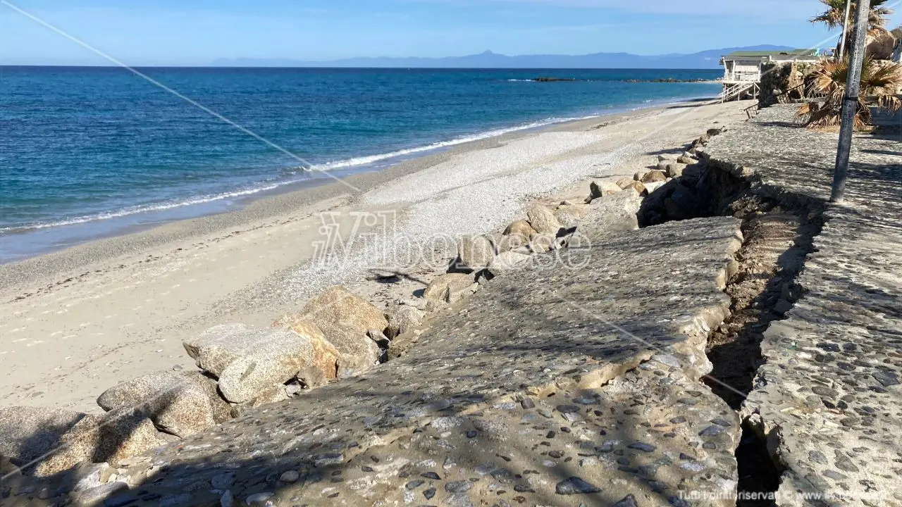 Erosione costiera a Tropea, Caracciolo risponde (dopo 6 mesi) all’interrogazione di Lo Schiavo: «Ecco gli interventi in atto»