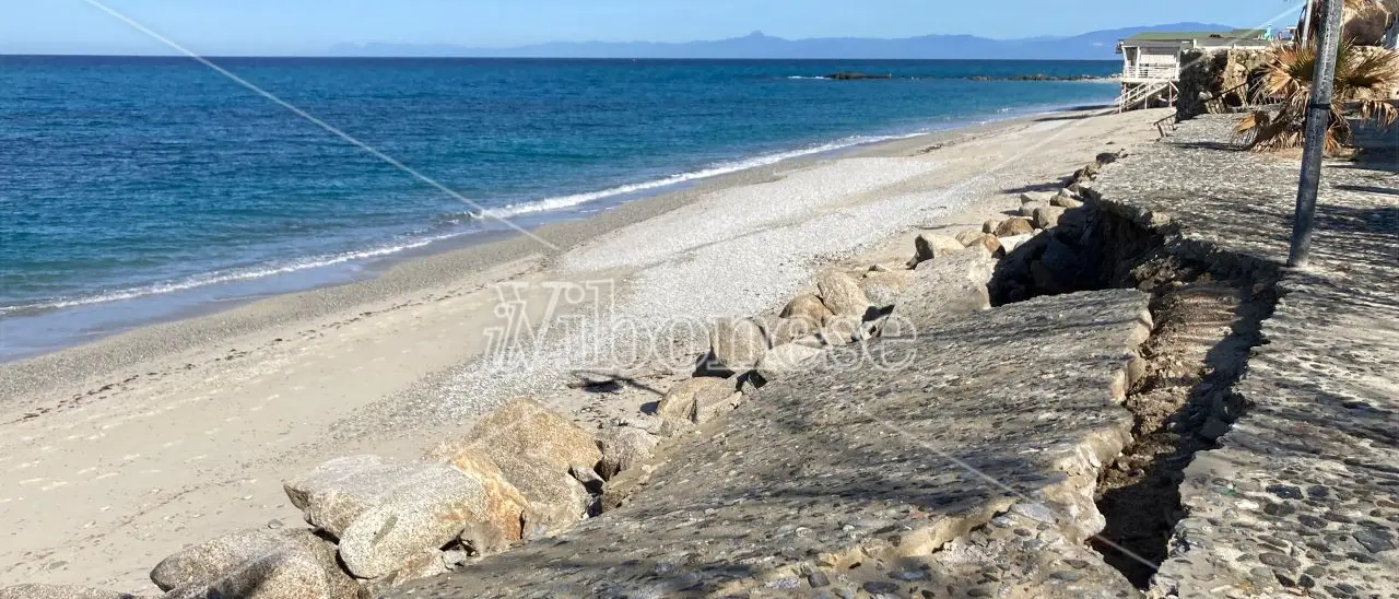 Erosione costiera a Tropea, Caracciolo risponde (dopo 6 mesi) all’interrogazione di Lo Schiavo: «Ecco gli interventi in atto»