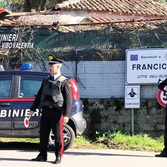 Picchia e sequestra la madre che si rifiuta di consegnargli la pensione: arrestato