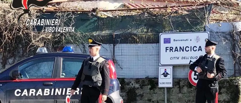 Picchia e sequestra la madre che si rifiuta di consegnargli la pensione: arrestato
