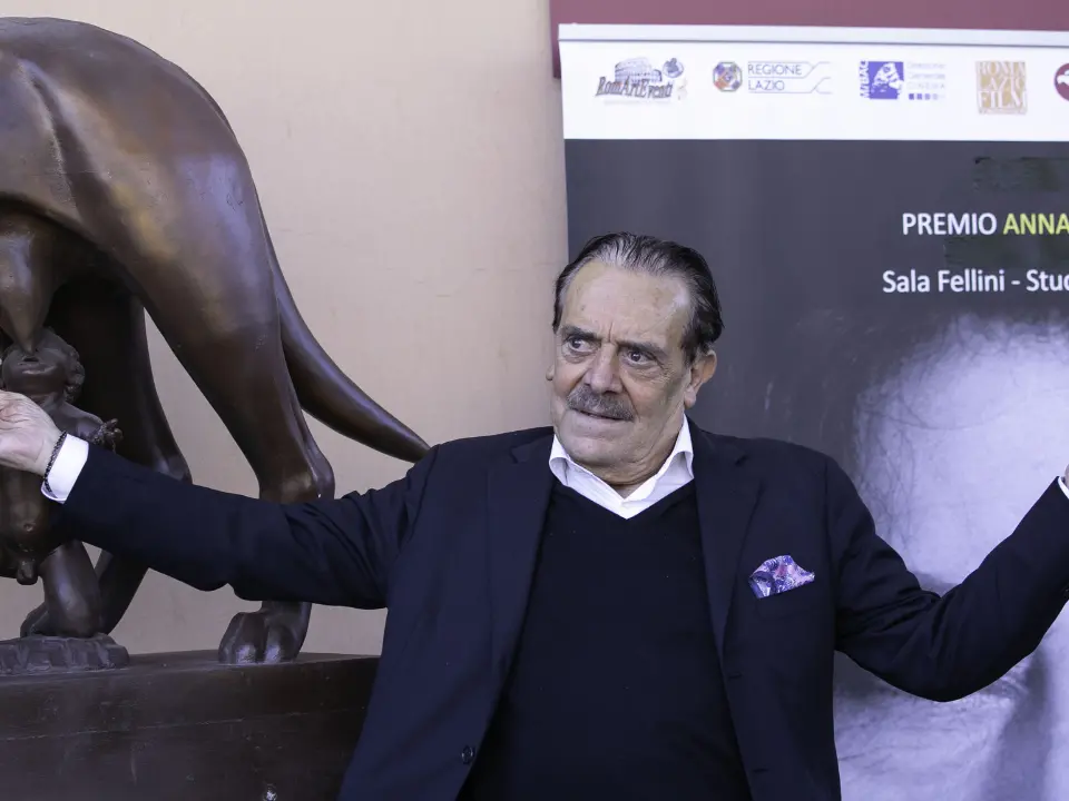 \"King\" Rino Barillari compie 80 anni, partito da Limbadi «senza un soldo» e diventato il re dei paparazzi: tra Dolce vita e... Pronto soccorso