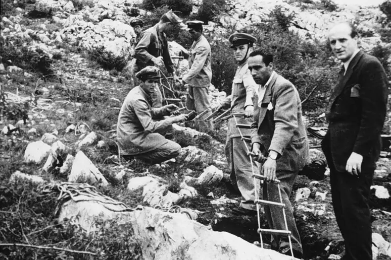 Vibo, Fratelli d'Italia e Gioventù nazionale ricordano le vittime delle foibe: «Tragedia a lungo dimenticata»