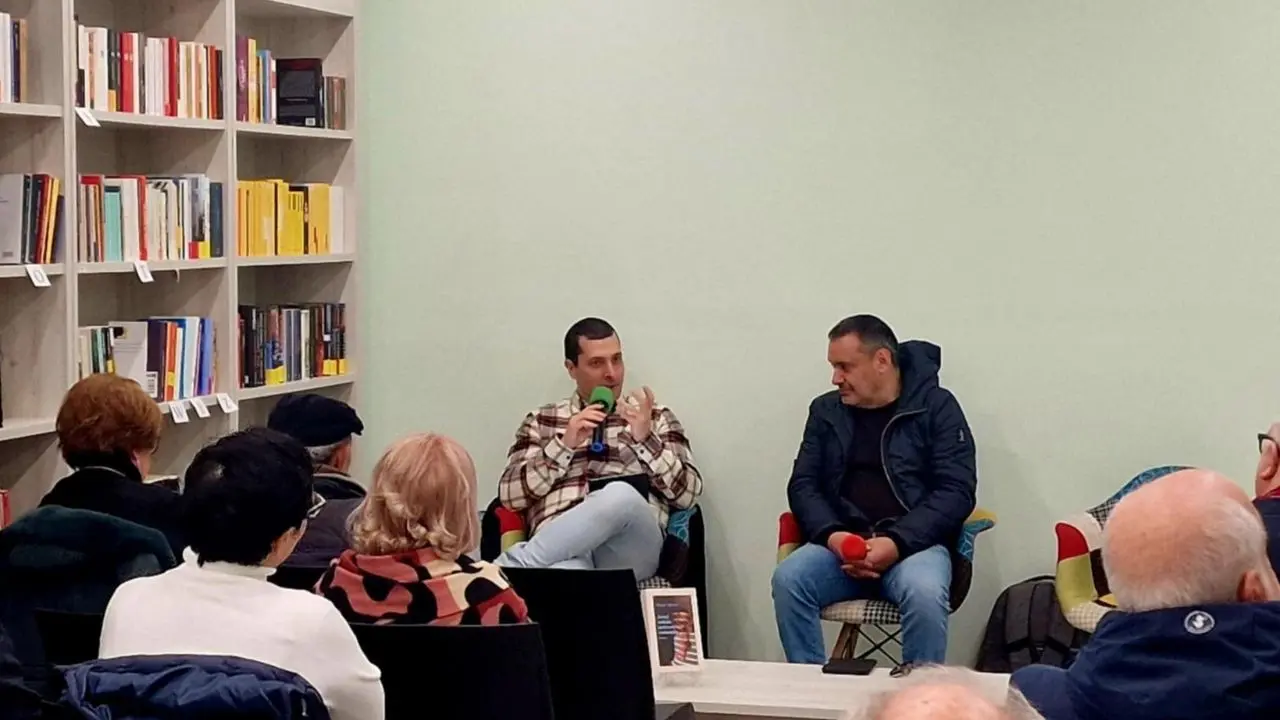 Presentato a Vibo il libro Avrei voluto scriverti cantando. L'autore Olimpio Talarico: «Ogni mio racconto si basa su fatti reali»