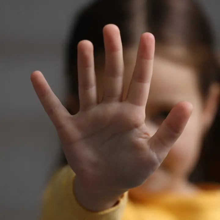 Maltrattamenti ai bimbi dell’asilo di San Costantino Calabro, dopo 12 anni condannate due maestre