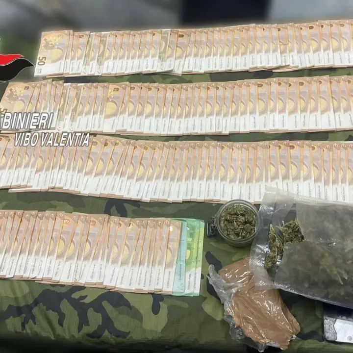Mileto, 40enne di Paravati arrestato dai carabinieri: sequestrati 300 grammi di marijuana e 11.500 euro che nascondeva in casa