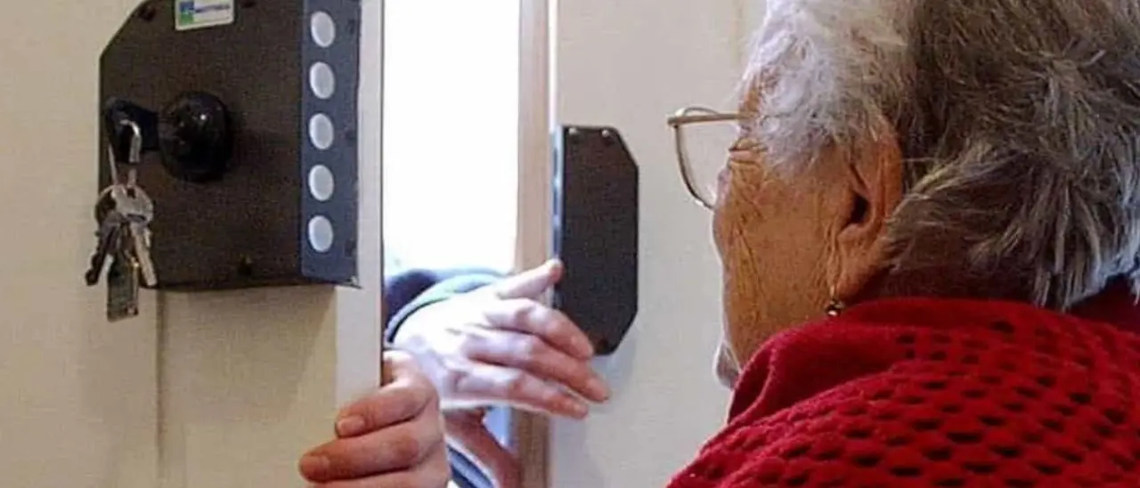 Truffe agli anziani, il Comune di Vibo vara un progetto per aiutarli a non cadere in trappola: «Numero verde e volontari di supporto»