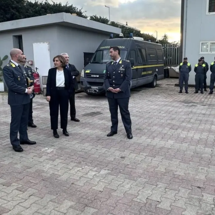 Il prefetto di Vibo Colosimo in visita al comando provinciale e al reparto operativo aeronavale della Guardia di Finanza