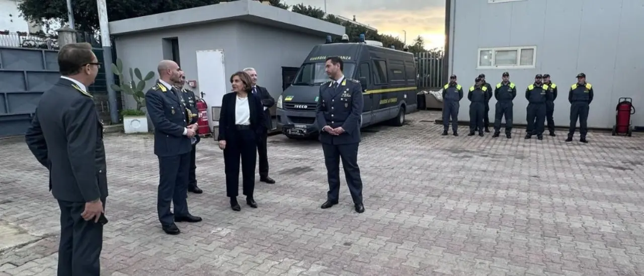 Il prefetto di Vibo Colosimo in visita al comando provinciale e al reparto operativo aeronavale della Guardia di Finanza